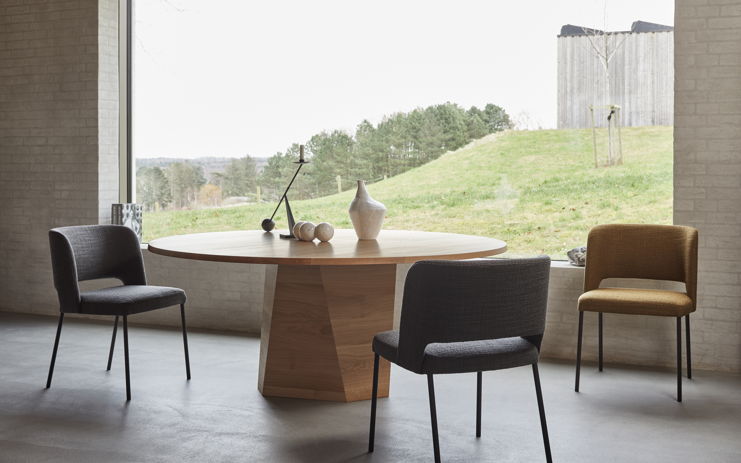 VARAN Table round by more